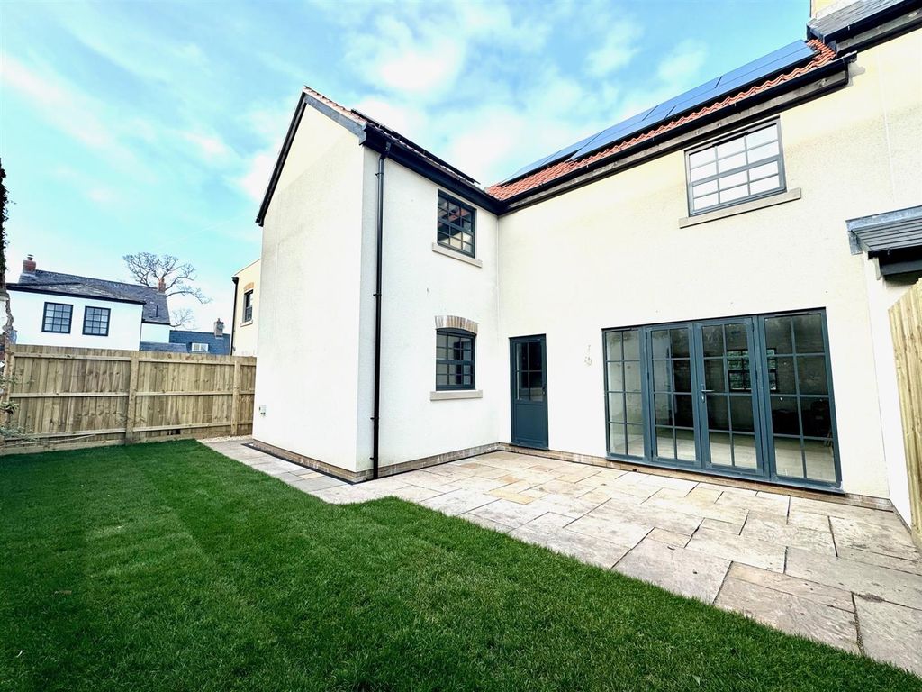 Property photo 2 of 10 Outside