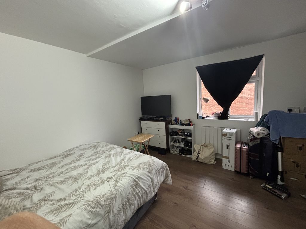 Property photo 1 of 4 Spacious Self-Contained Studio Located In Colney Hatch.