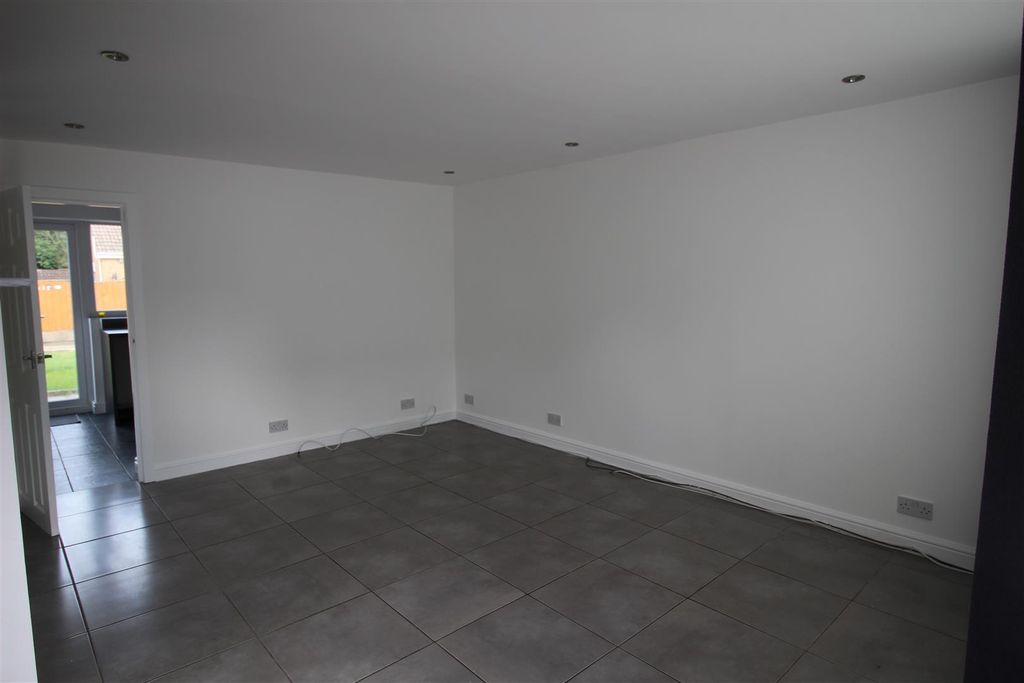 Property photo 3 of 11 6 Truro Close (1).Jpg