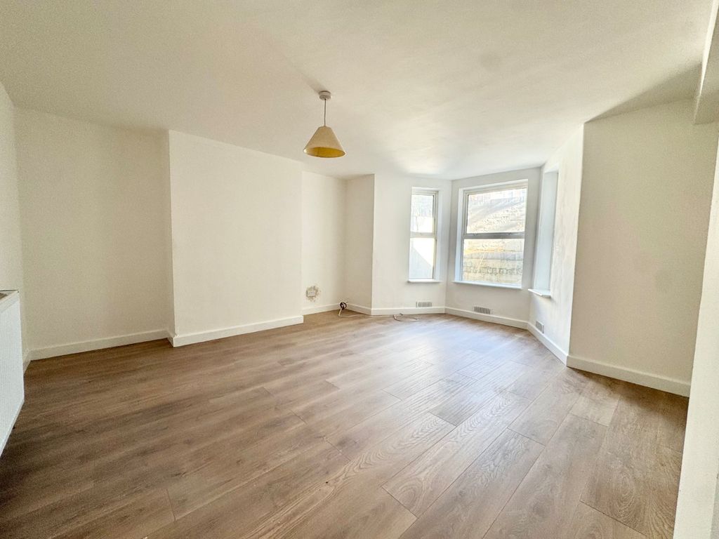 Property photo 3 of 6 Picture 3