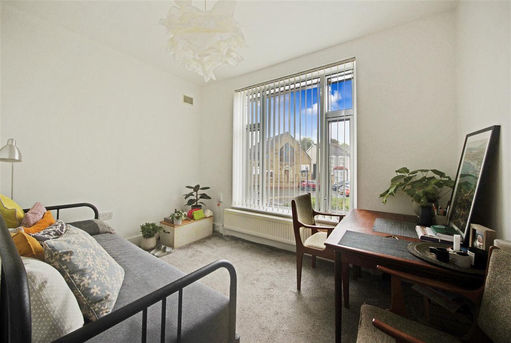 Property photo 2 of 8 Lounge