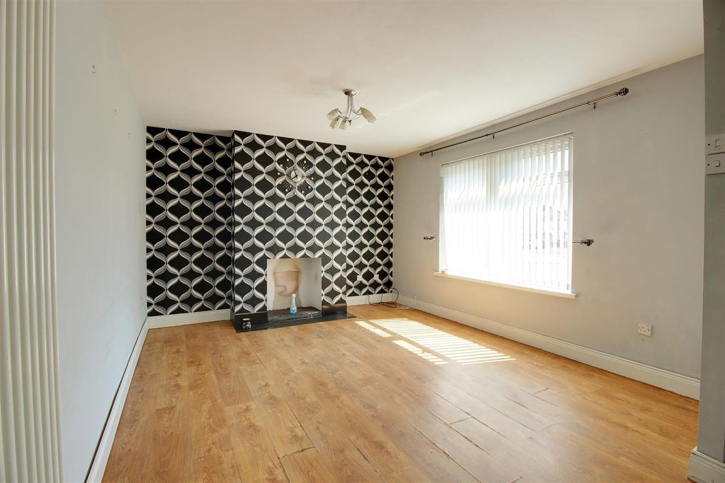 Property photo 2 of 12 Lounge