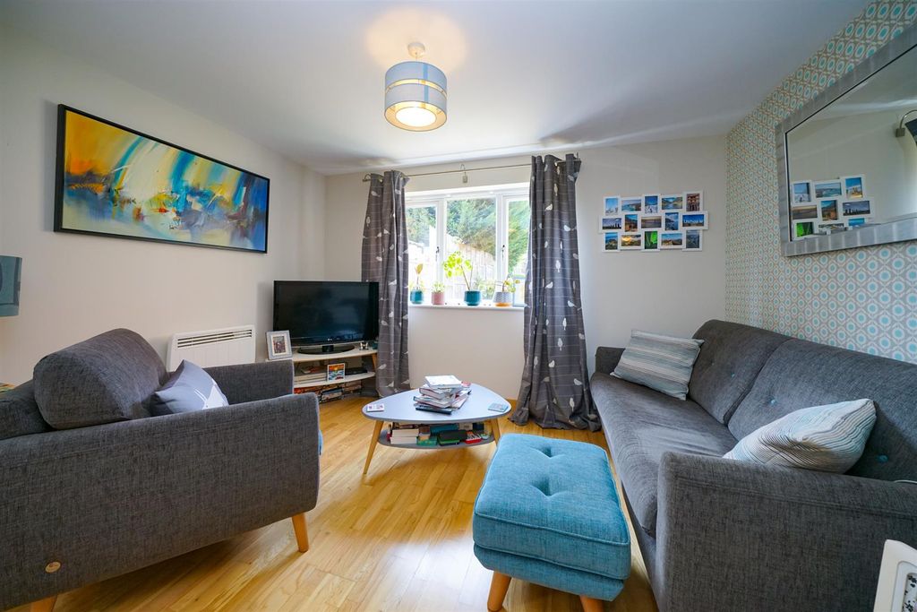 Property photo 3 of 16 Living.Jpg