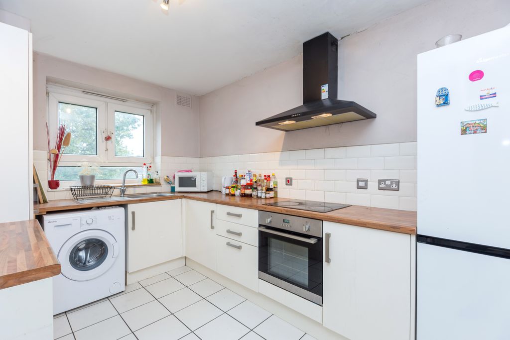 Property photo 3 of 9 Kitchen