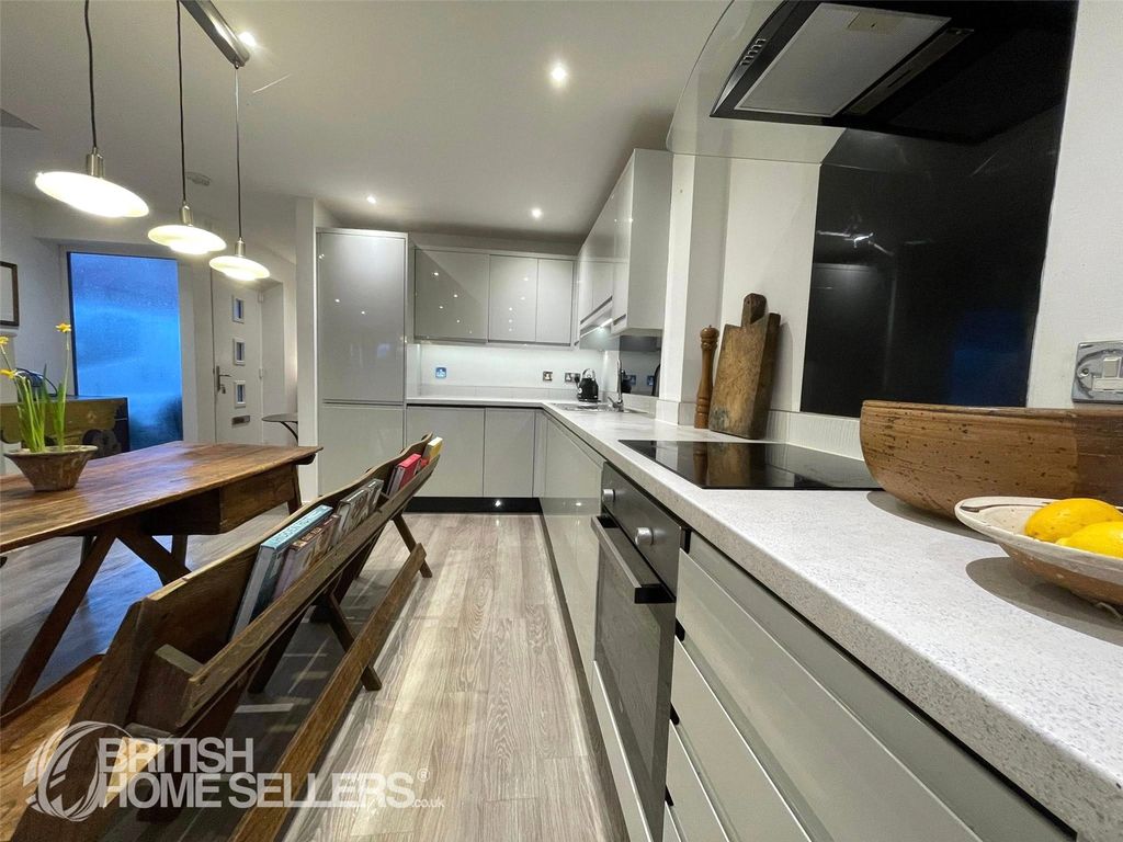 Property photo 2 of 21 Picture No. 17