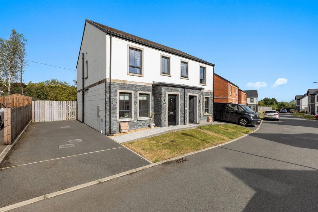 Property photo 1 of 22 36 Spinners Gate 01.Jpg