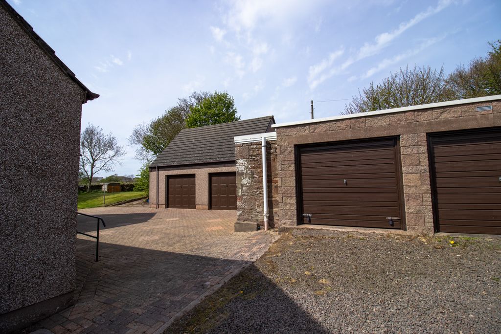 Property photo 3 of 35 Garages