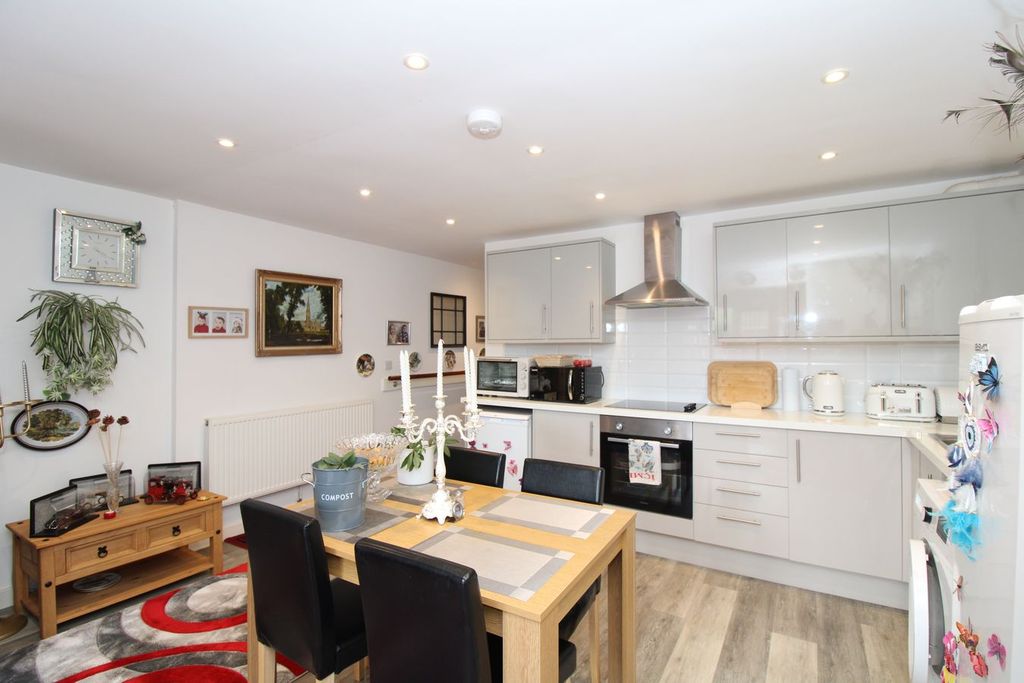 Property photo 3 of 10 Kitchen/Diner