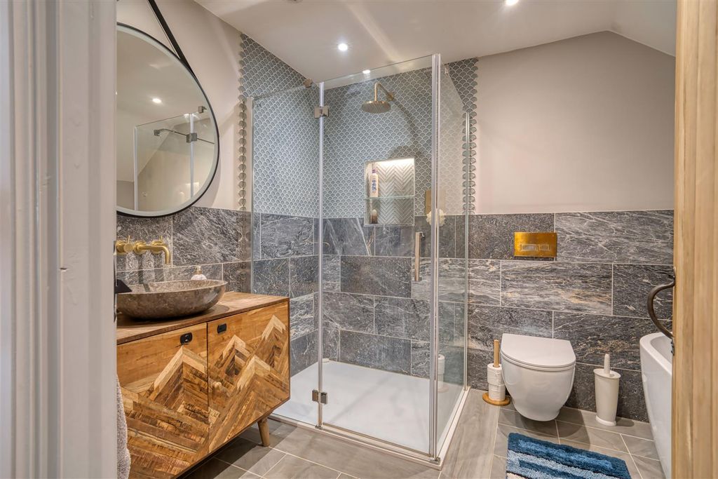 Property photo 3 of 10 Bathroom