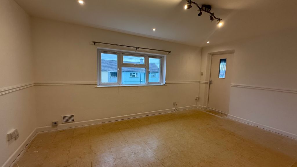 Property photo 2 of 8 Lounge