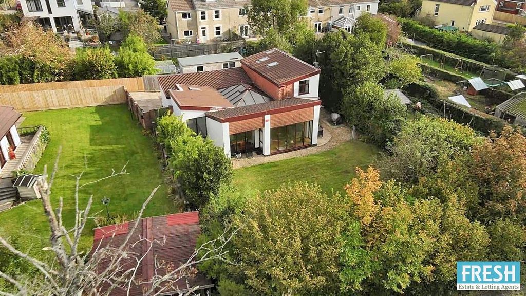 Property photo 2 of 40