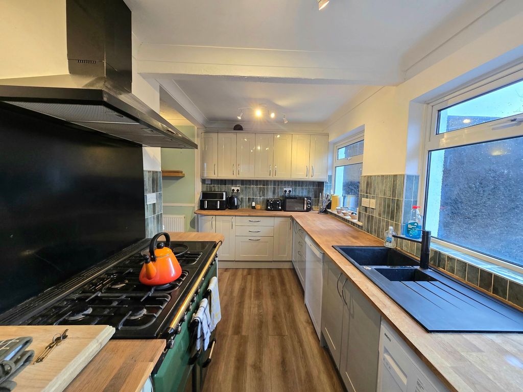 Property photo 3 of 19 Kitchen