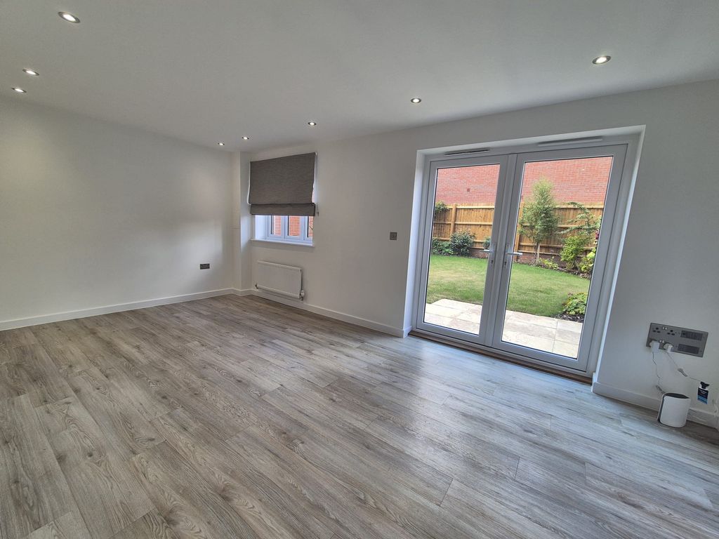 Property photo 3 of 14 Entrance Hall