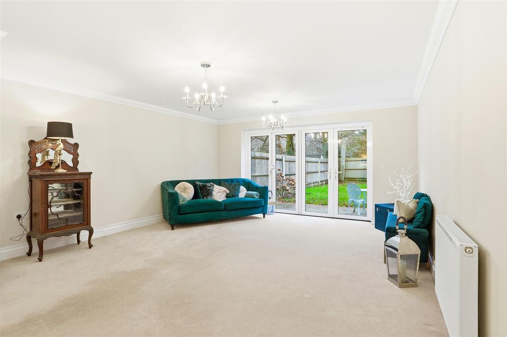 Property photo 2 of 20 1590753081 - 2 Stanton Grove, Kt20 - 11.Jpg