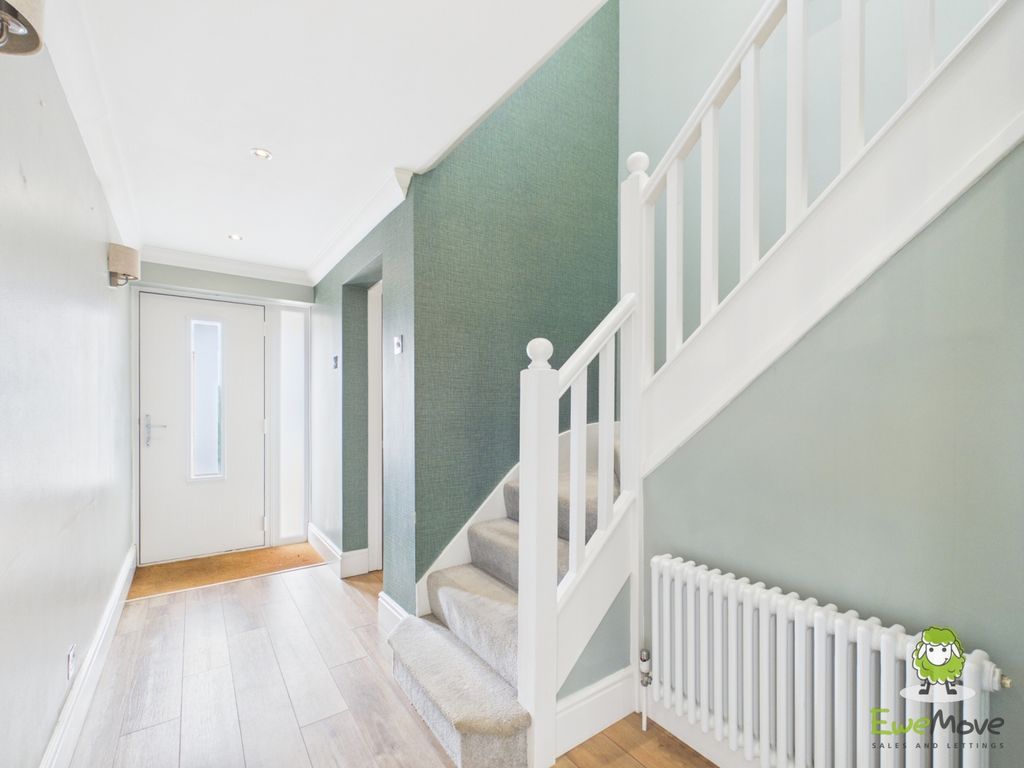 Property photo 2 of 23 Ewemove Estate Agents Basingstoke - Restormel Clos