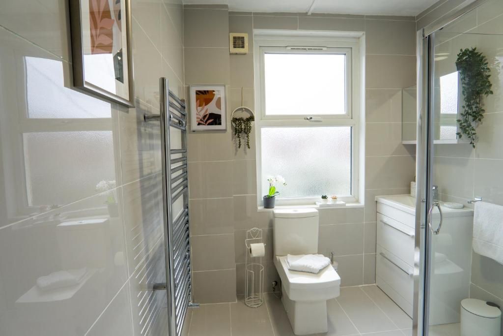 Property photo 1 of 14 30 Manningham Road Bathroom 1 2023.Jpg
