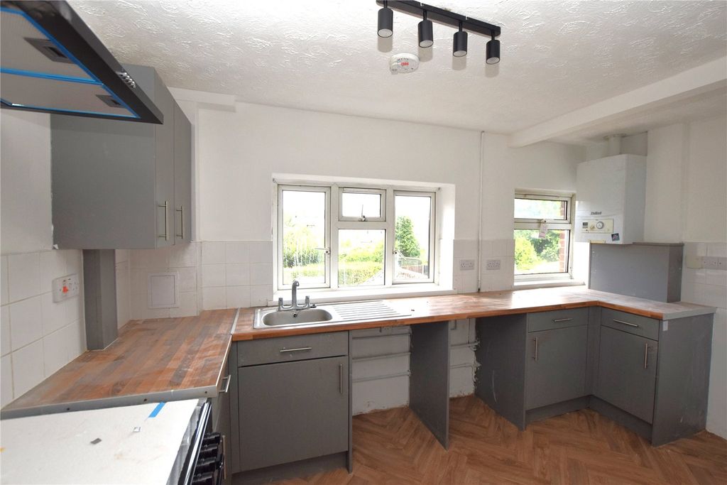 Property photo 3 of 8 Kitchen