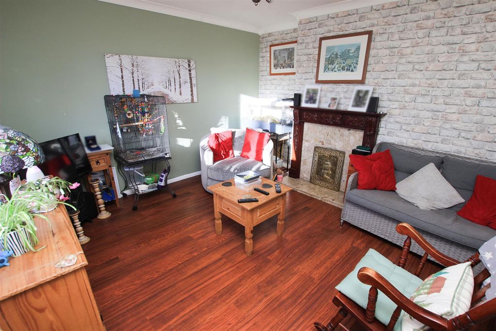 Property photo 3 of 12 Lounge