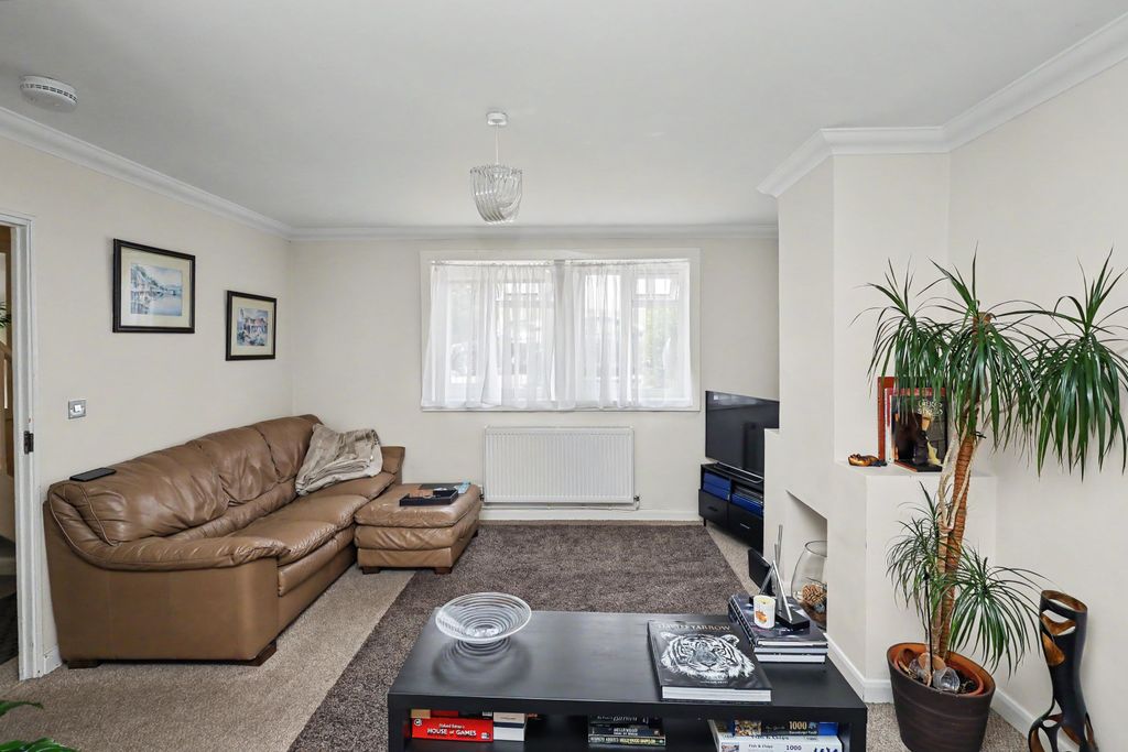 Property photo 3 of 12 15 Jessel Drive, Loughton, Essex, Ig10 2Ex