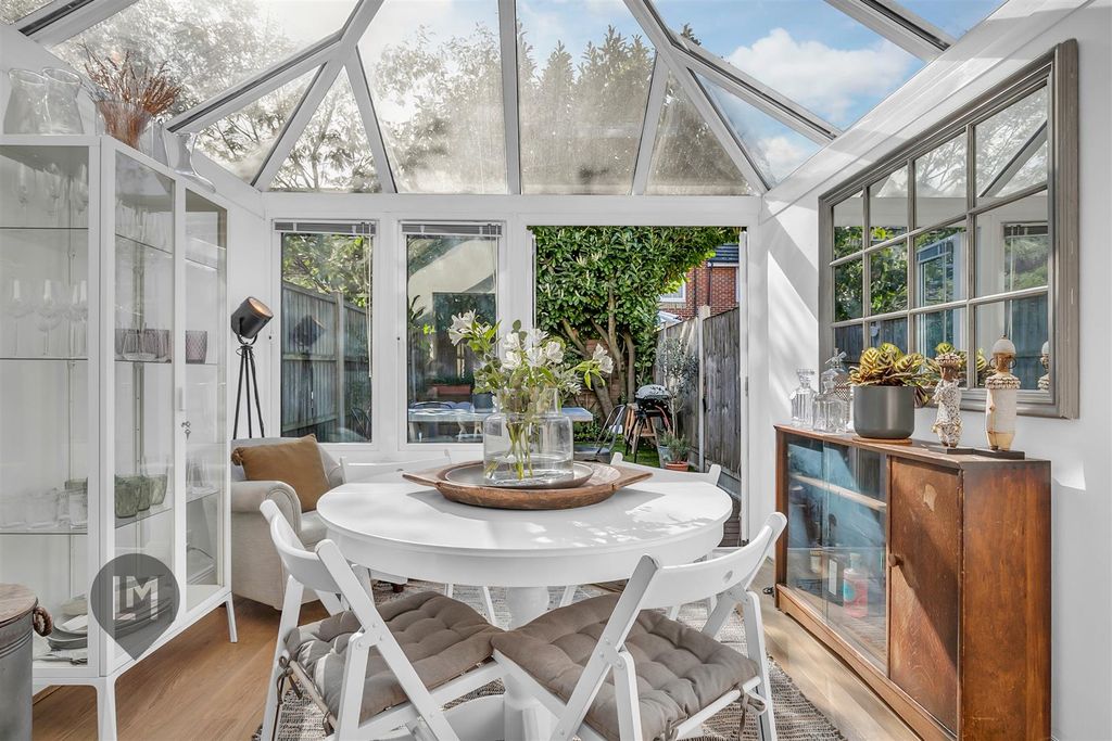 Property photo 3 of 10 Conservatory