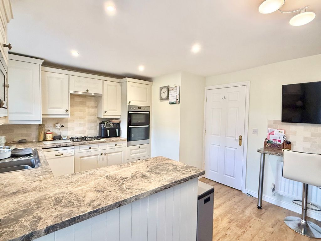 Property photo 3 of 23 Kitchen