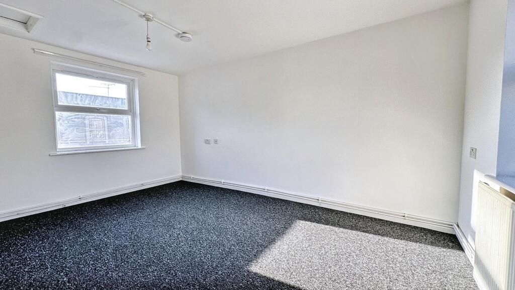 Property photo 1 of 5 Bright, Spacious Bedroom With Modern Carpeting....