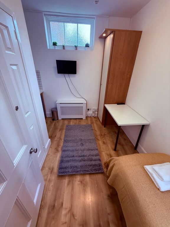 Property photo 1 of 6 Studio To Rent