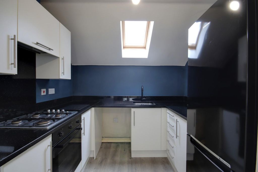 Property photo 3 of 11 Kitchen