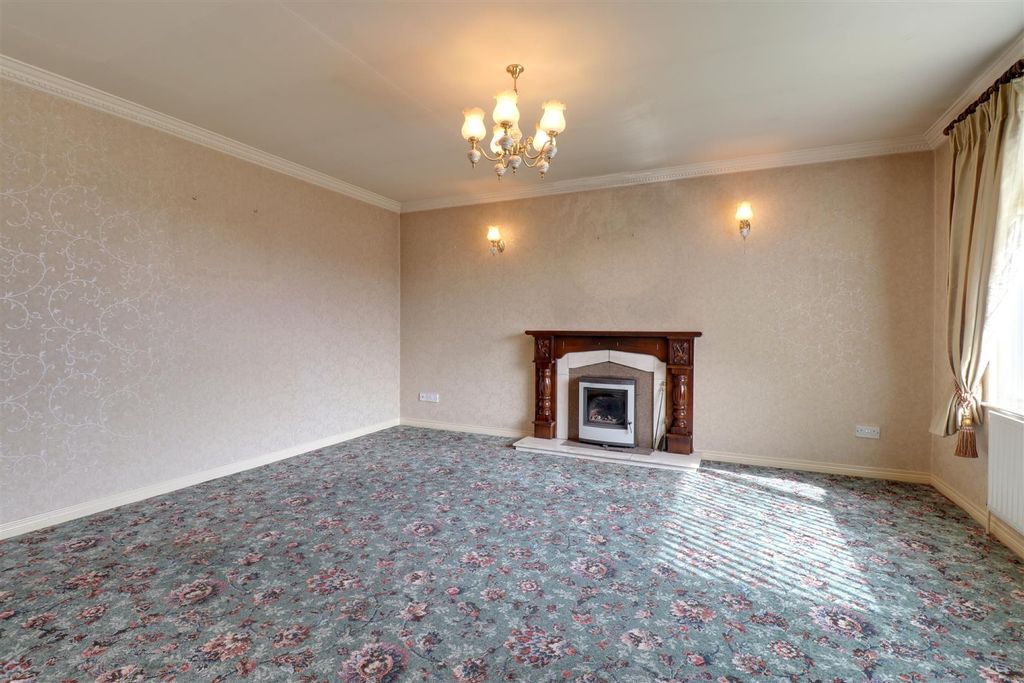 Property photo 3 of 14 Lounge