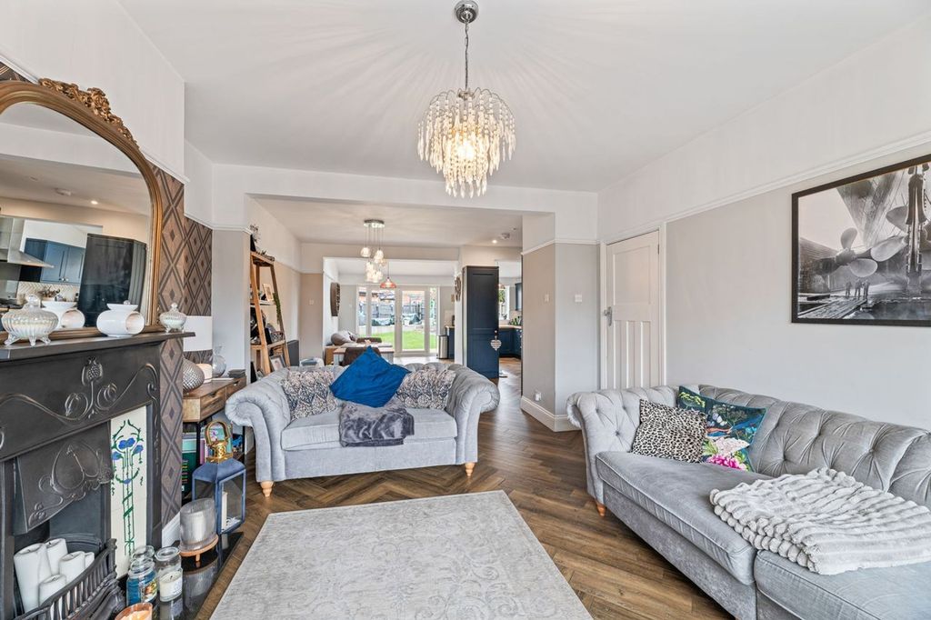 Property photo 3 of 19 Lounge