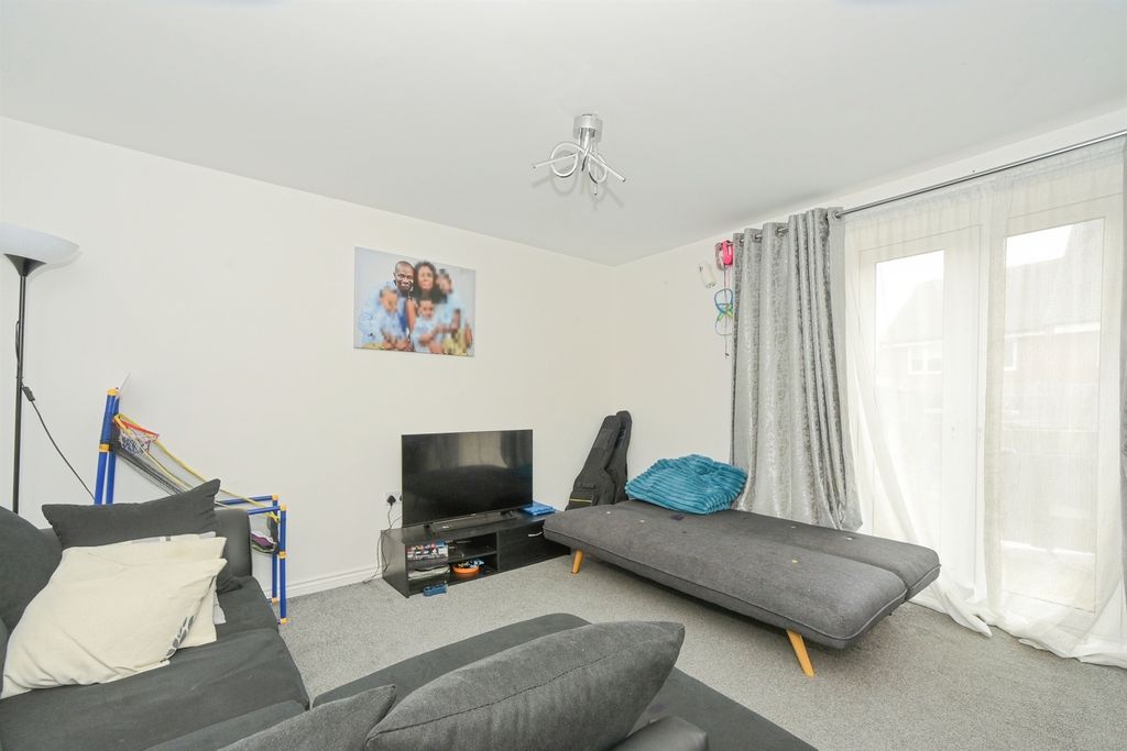 Property photo 3 of 11