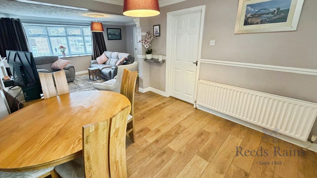 Property photo 3 of 11 Pbox-Img.Jpg