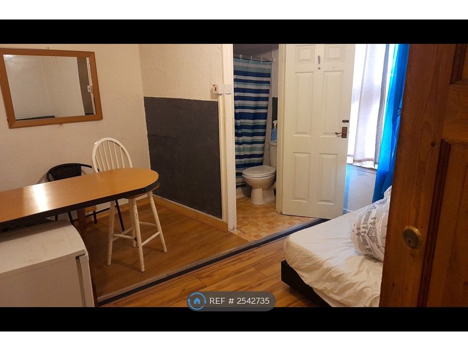 Property photo 2 of 2 Superb Ensuite  For One Person Next T Tube £235Pw
