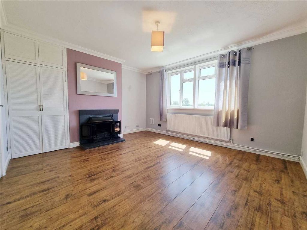 Property photo 3 of 14 Lounge: