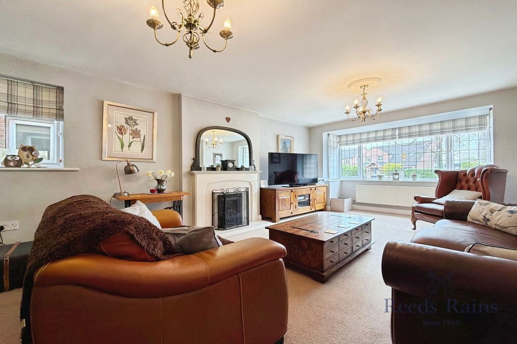 Property photo 2 of 19 Lounge