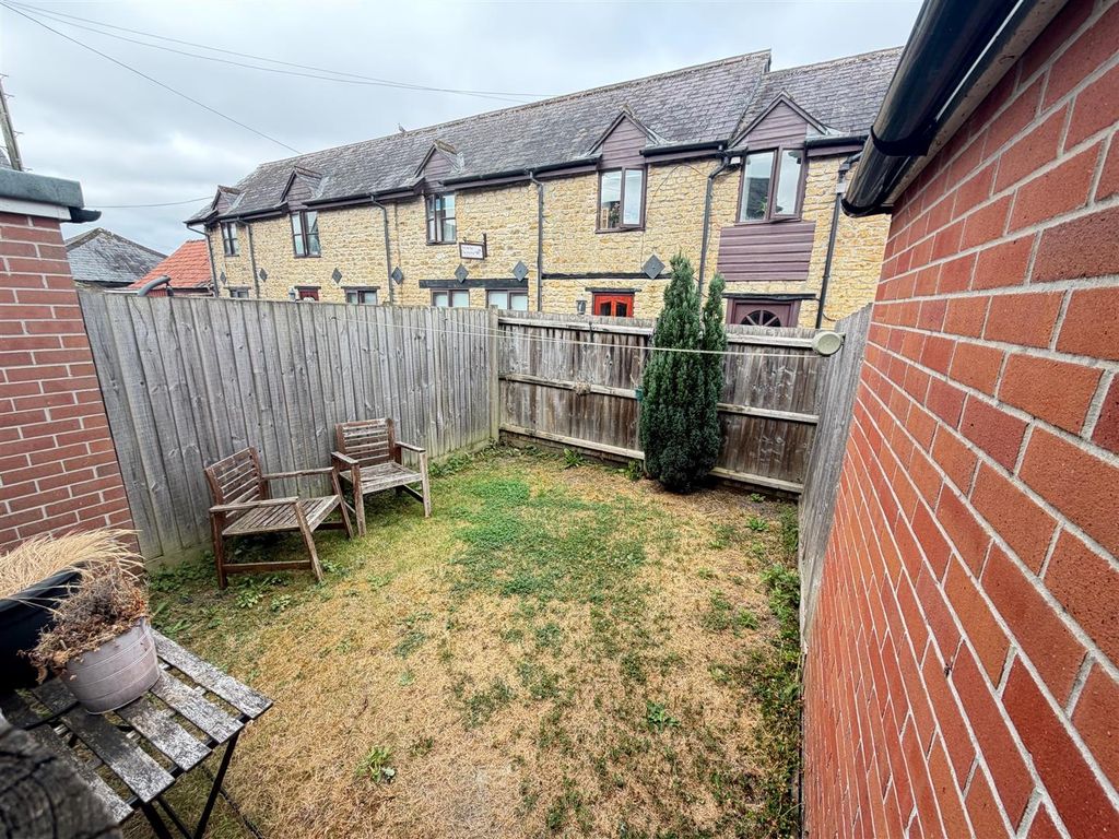 Property photo 2 of 8 Garden