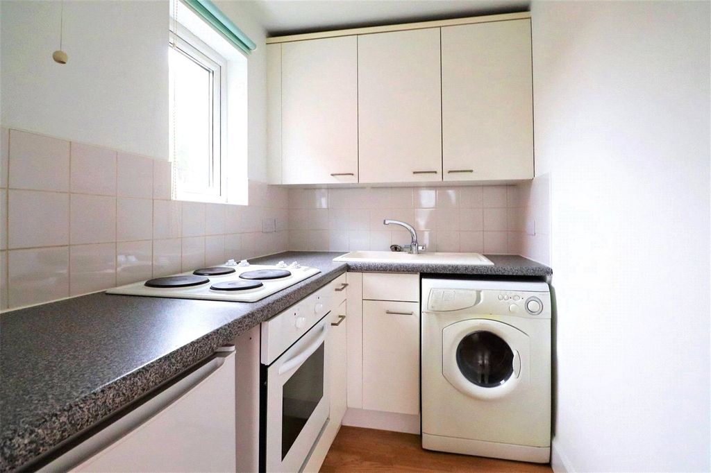 Property photo 3 of 10 Kitchen