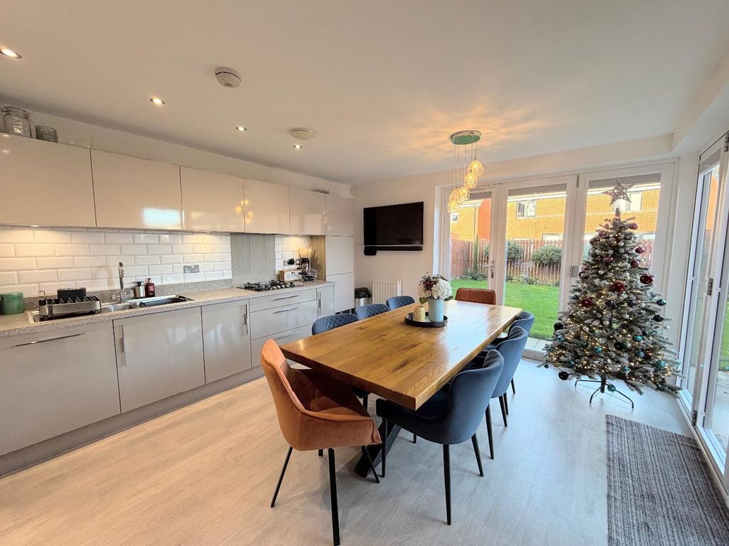 Property photo 2 of 12 Dining Kitchen