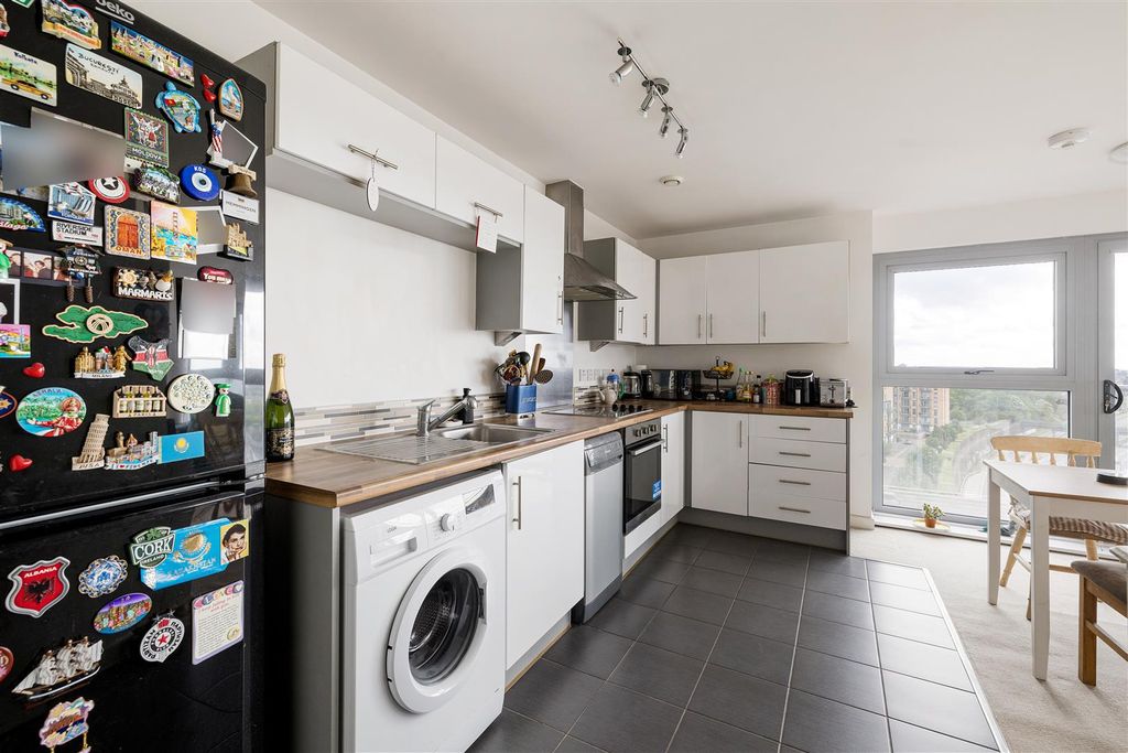 Property photo 2 of 17 Queen Mary Avenue, E18
