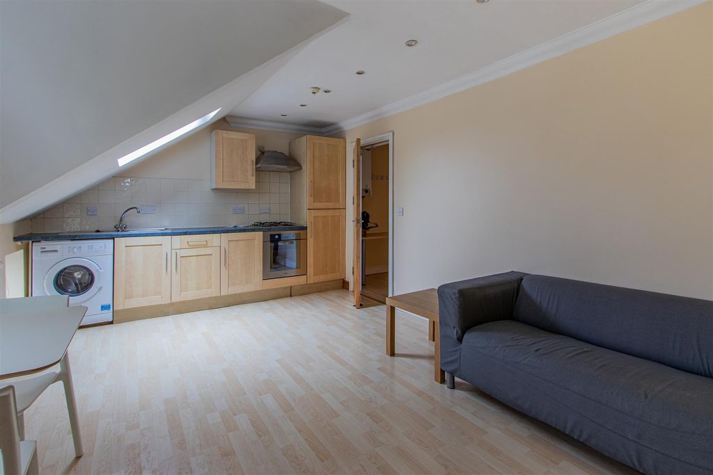 Property photo 1 of 7 Connaught Road 86, 6-6.Jpg