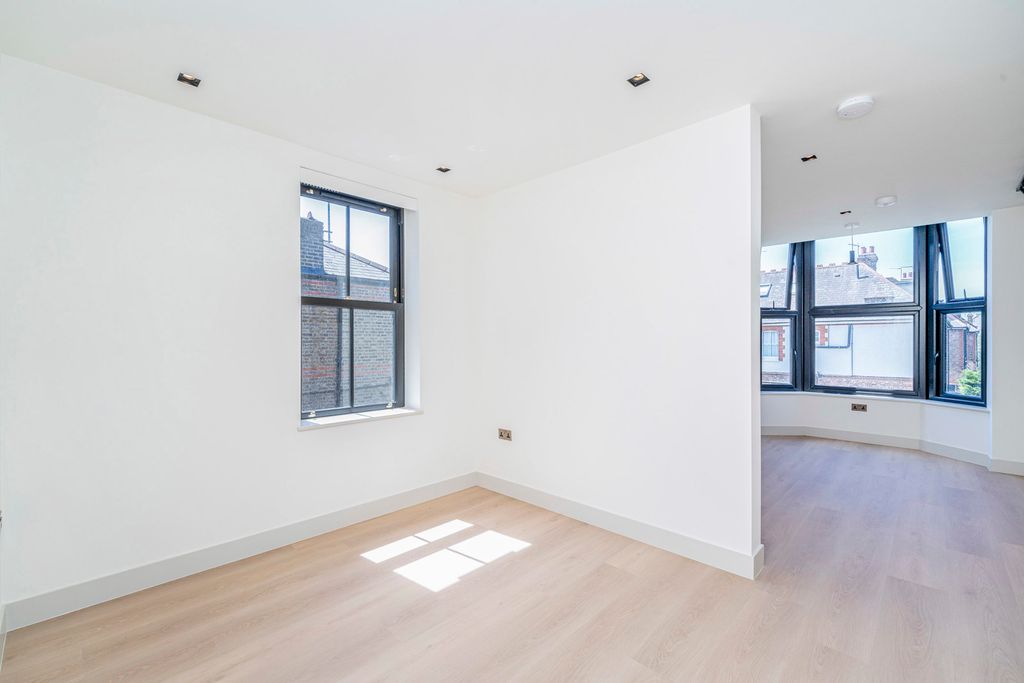 Property photo 3 of 21 Pbox-Img.Jpg