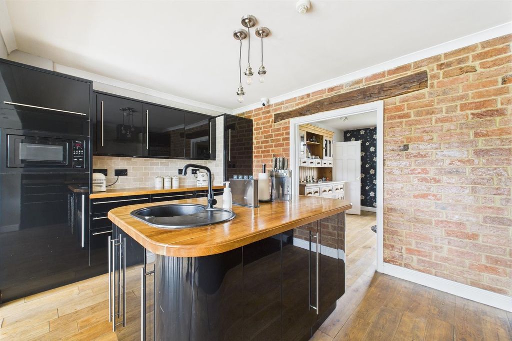 Property photo 3 of 23 Cam02256G0-Pr0372-Still008.Jpg