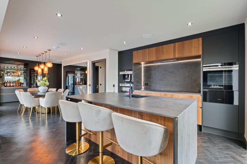 Property photo 2 of 49 5674822