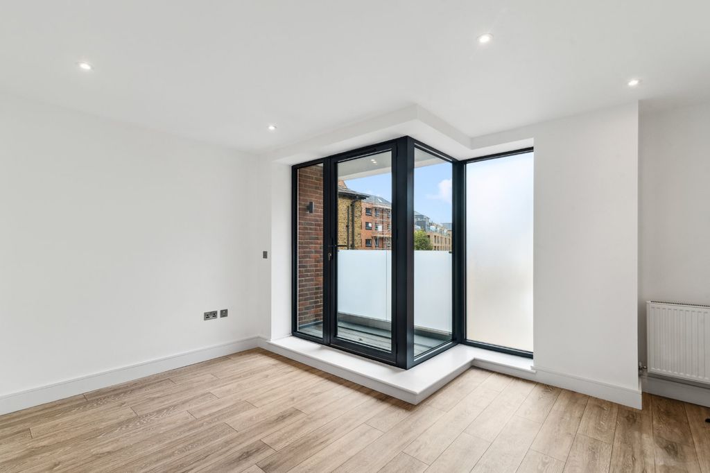 Property photo 2 of 8 Bedroom