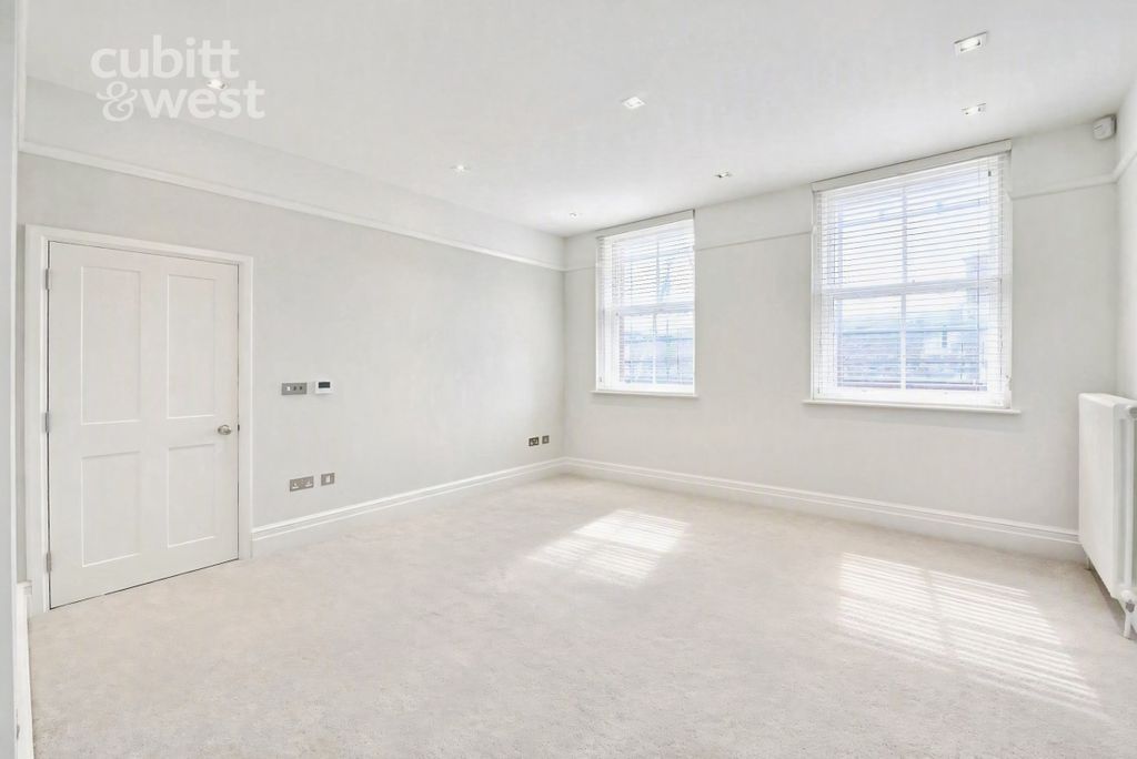 Property photo 2 of 11 Lounge