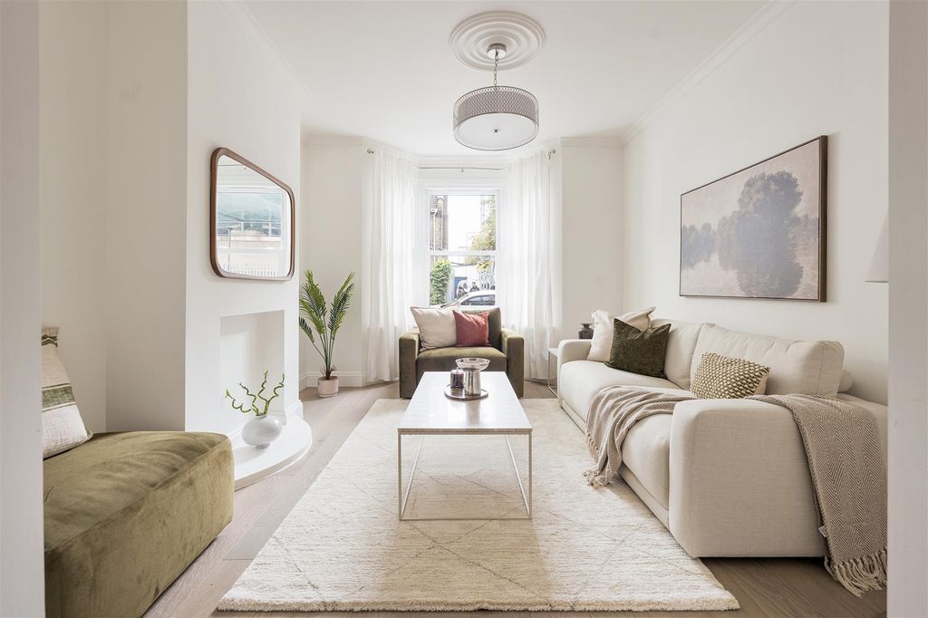 Property photo 2 of 47 Thorpe Road, E7