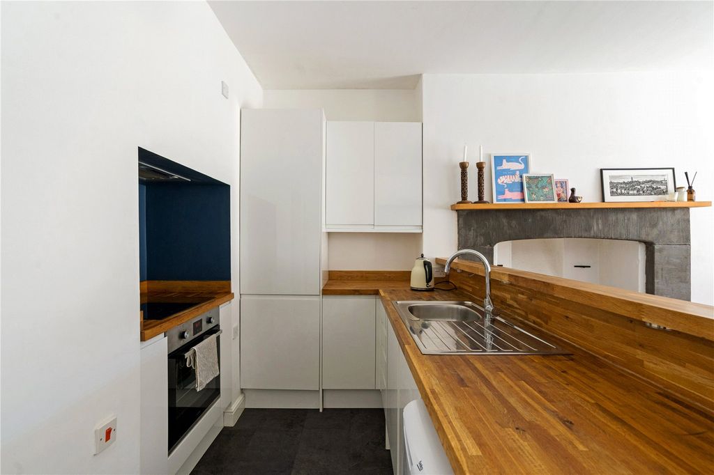 Property photo 2 of 11 Kitchen