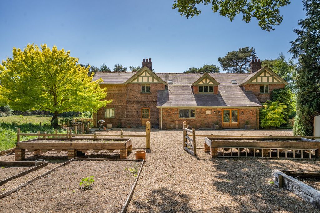 Property photo 1 of 20 Forecourt
