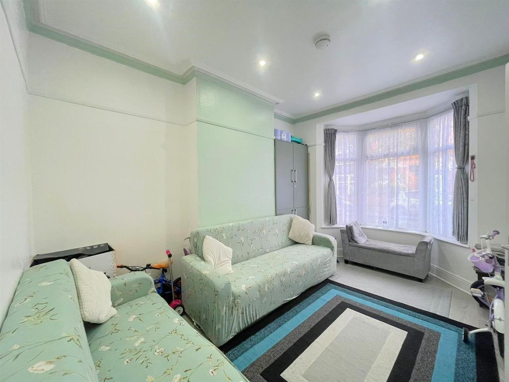 Property photo 2 of 8 Sitting Room