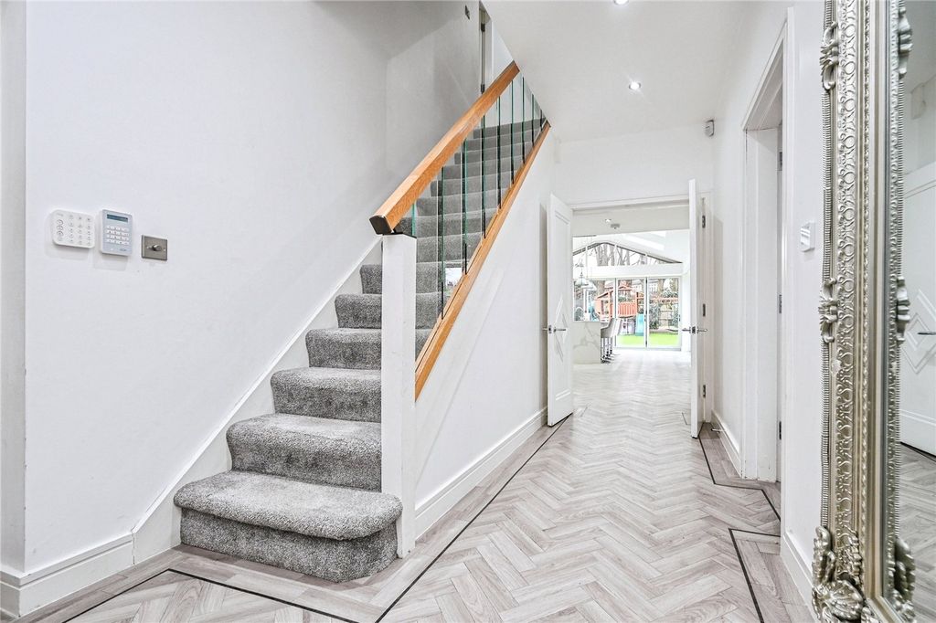 Property photo 2 of 32 Photo